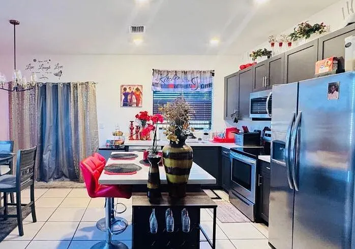 3 bed, 3.0 bath, 1320 sqft, $3,250 — Photo 2