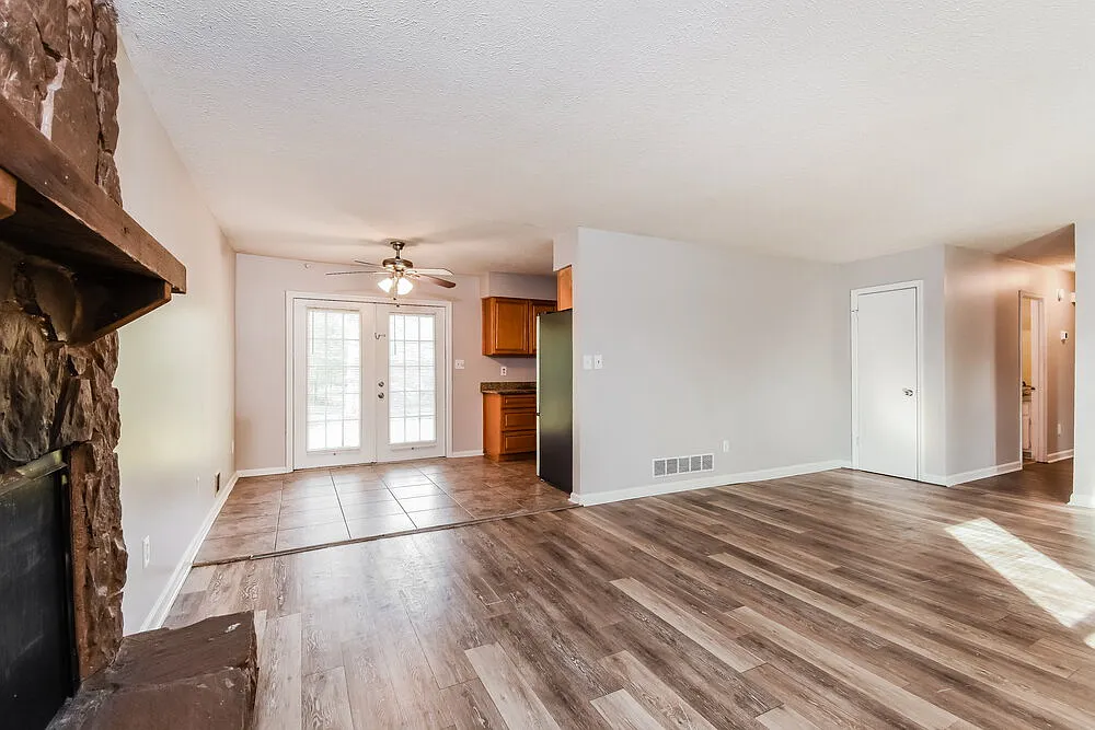 3 bed, 2.0 bath, 1204 sqft, $2,510 — Photo 4