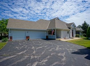 515 Sutherland Cir, Oconomowoc, WI 53066