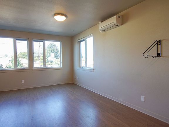 4th image of 2250 NE Glisan St APT 201