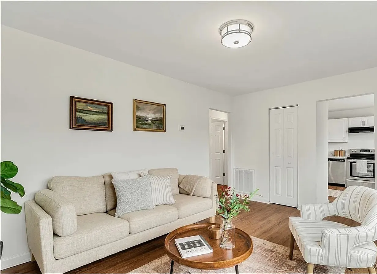 3 bed, 862 sqft, $1,890 — Photo 3