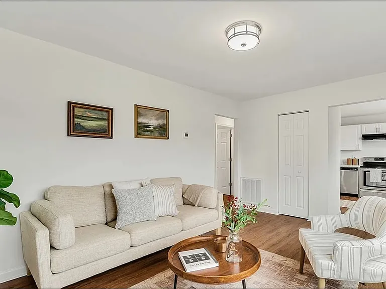2116 Wood St — Photo 3