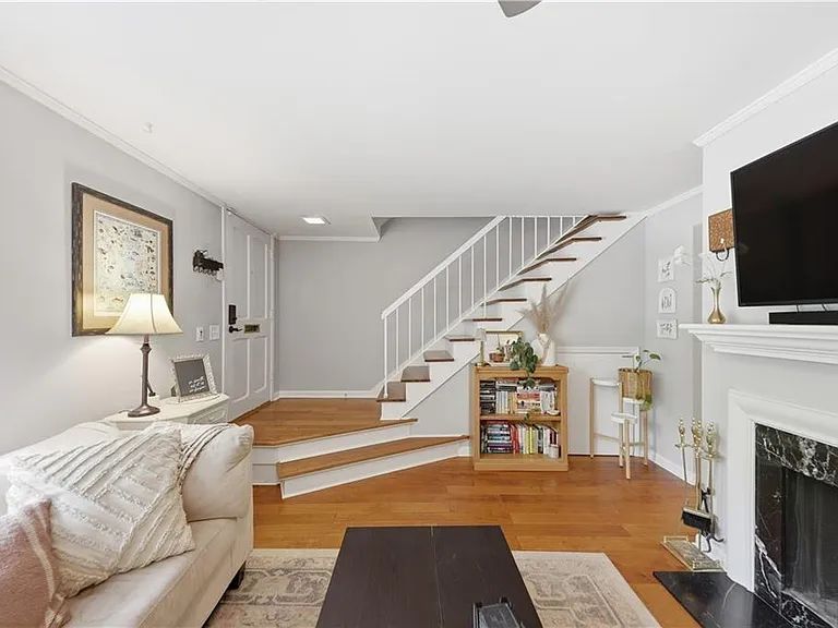 174 Maribeau Sq NW — Photo 3