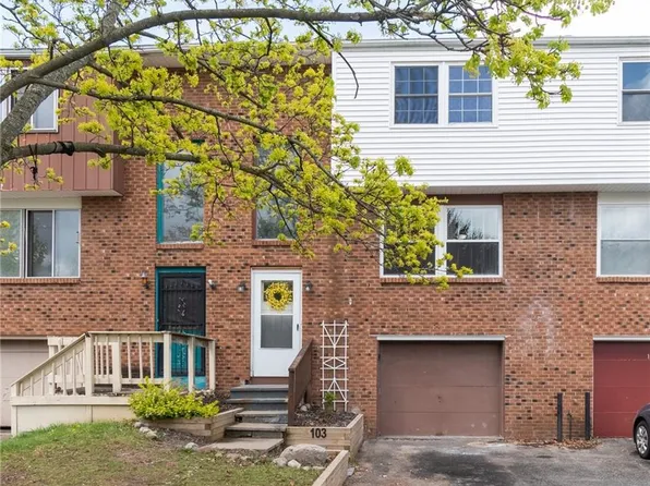 101 Carriage Ct, Farmington, NY 14425