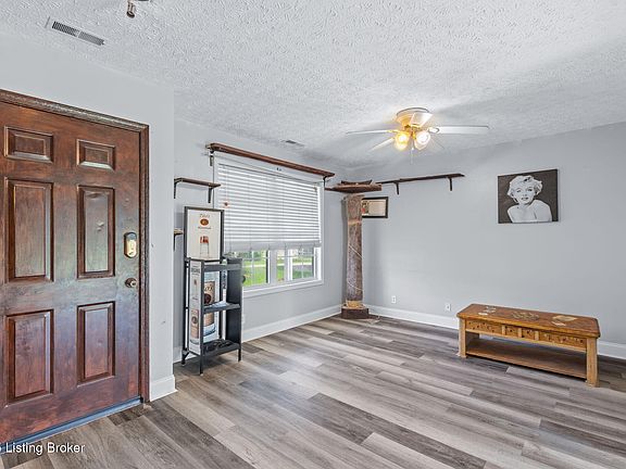 4th image of 128 Clover Cove Ct