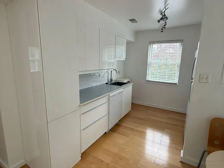 2111 N Scott St #62 — Photo 8