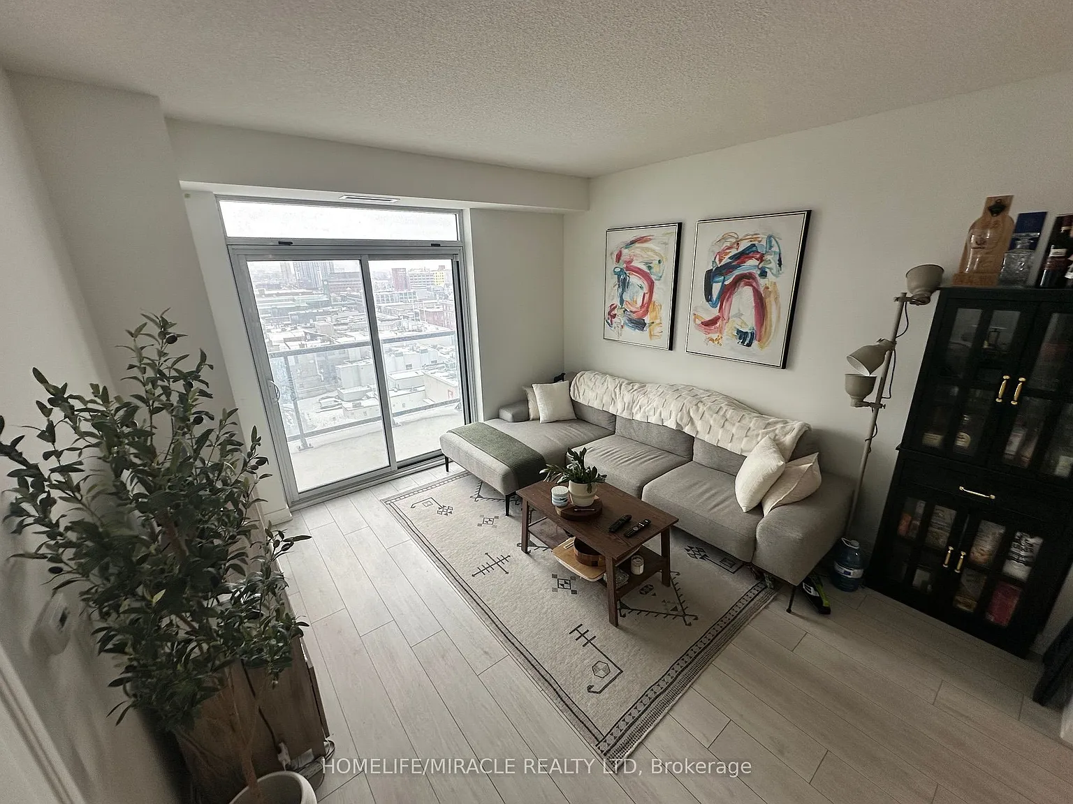 Young Condos — Photo 4