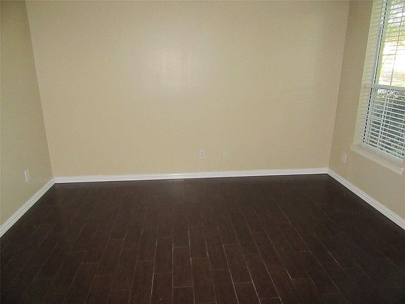 3rd image of 914 Ivory Ridge Ln