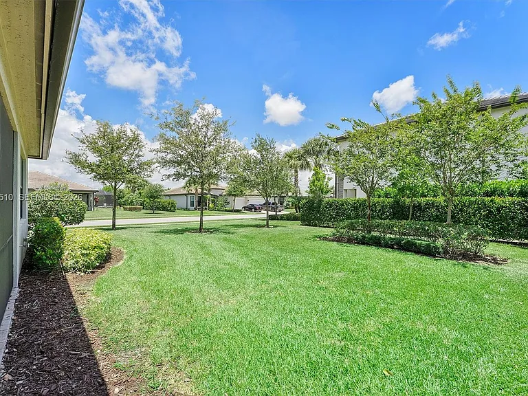 2485 Primrose Pl — Photo 40