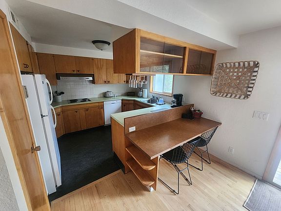 5th image of 520 SE Highland Way