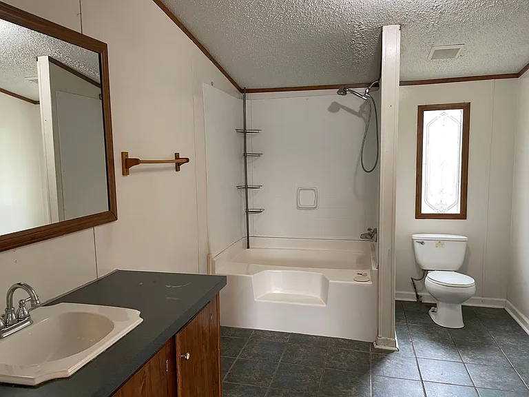 102 Shelby St — Photo 7