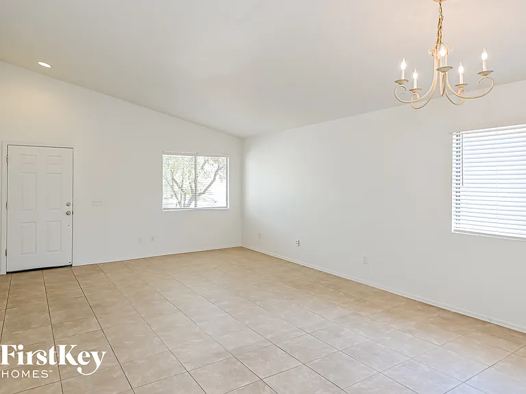 2367 W Rousseau St — Photo 2