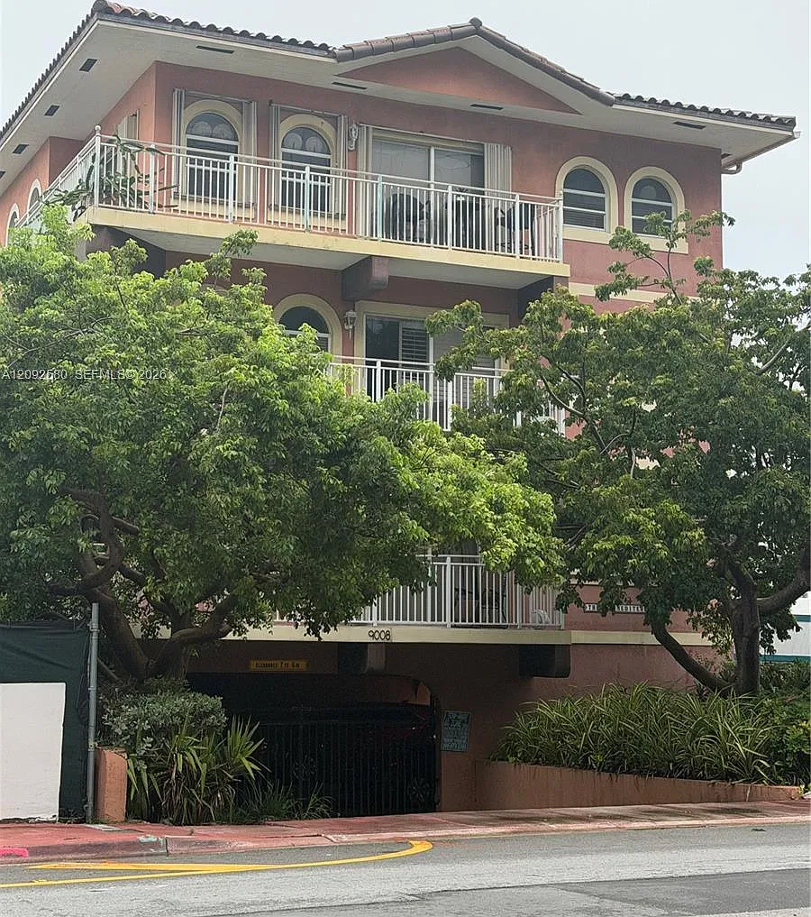 Mediterranean Condo — Photo 2
