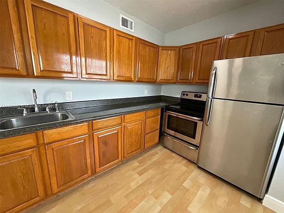 5th image of 1360 Collins Ave APT 202