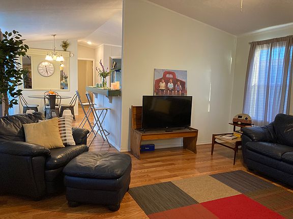 4th image of 300 E 17th St
