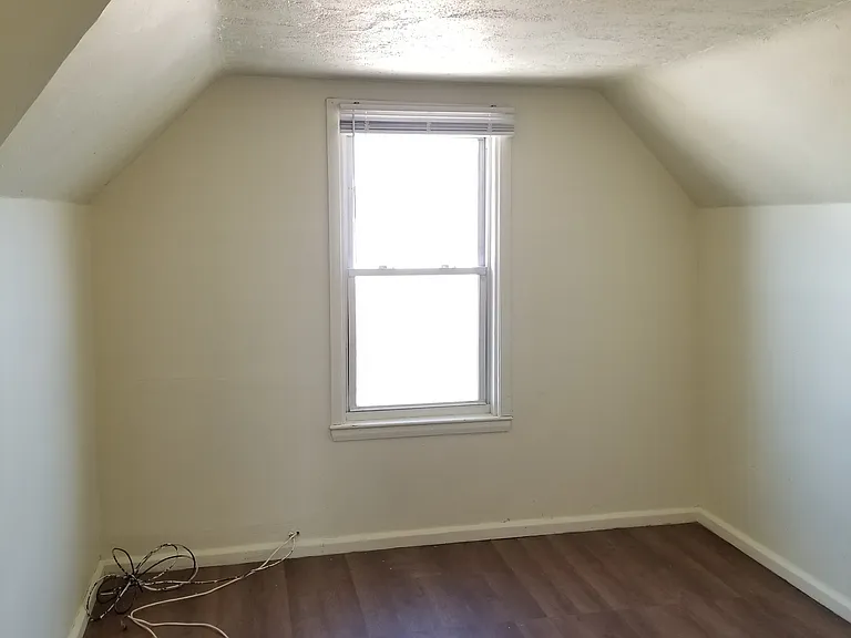  153 Woodbine St 1stFlr 2Bed NEWFlooring NEWPaint NOPets Storage Prkg — Photo 7