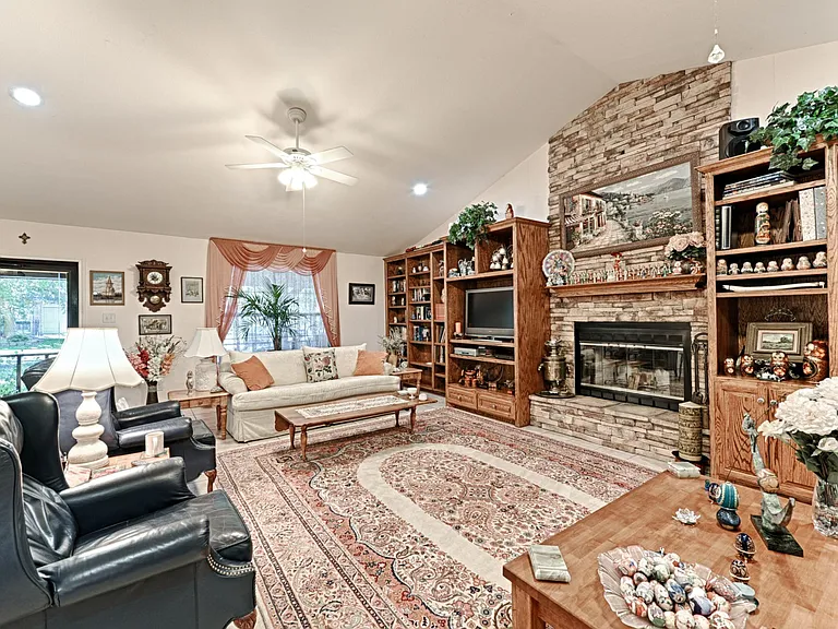 105 Santee Dr — Photo 9