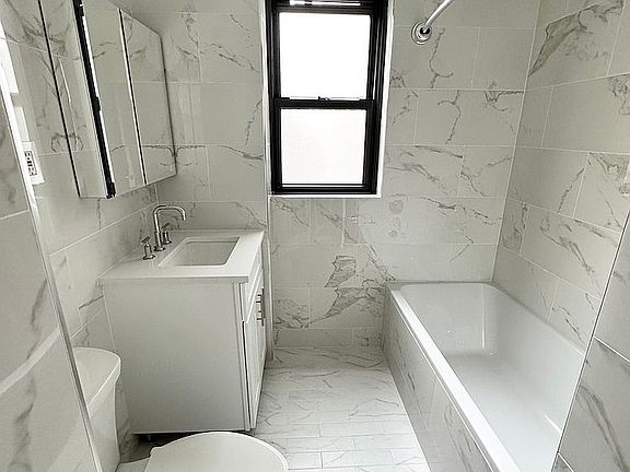 4th image of 305 E 86th St #4RE