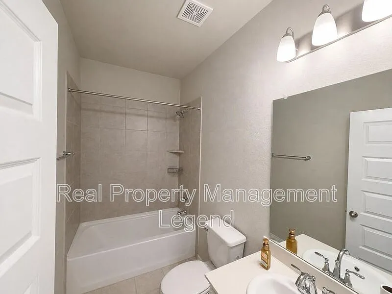 3 bed, 2.0 bath, 1800 sqft, $2,345 — Photo 4