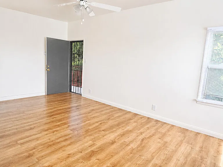 1351 S Cochran Ave #10 — Photo 4