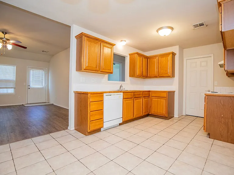 610 Maplewood Dr — Photo 8