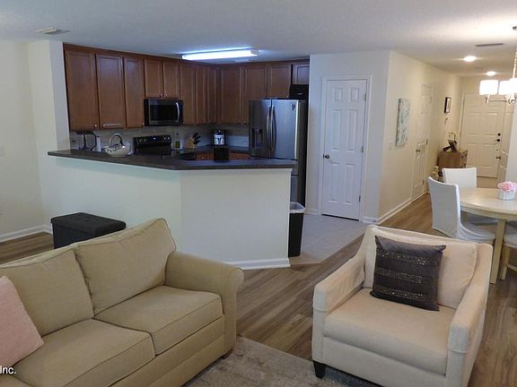 4th image of 300 Cherry Way #1