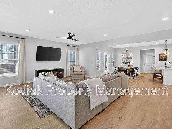 5th image of 979 W Shoreline Dr