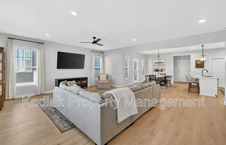 979 W Shoreline Dr — Photo 5