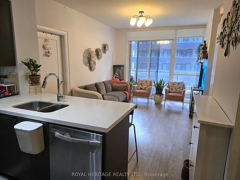 30 Roehampton Ave #403 — Photo 3