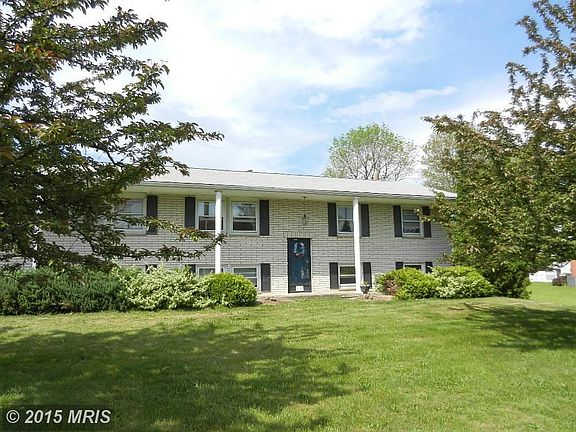 SPLIT FOYER W/INGROUND POOL!