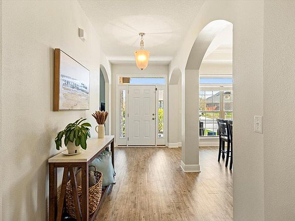 5th image of 411 Chickadee St