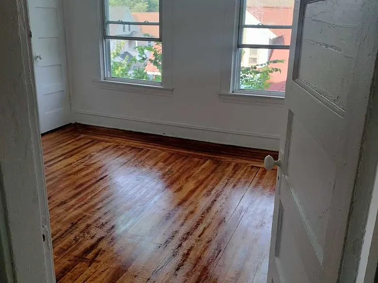 17-19 Windsor St #3 — Photo 4