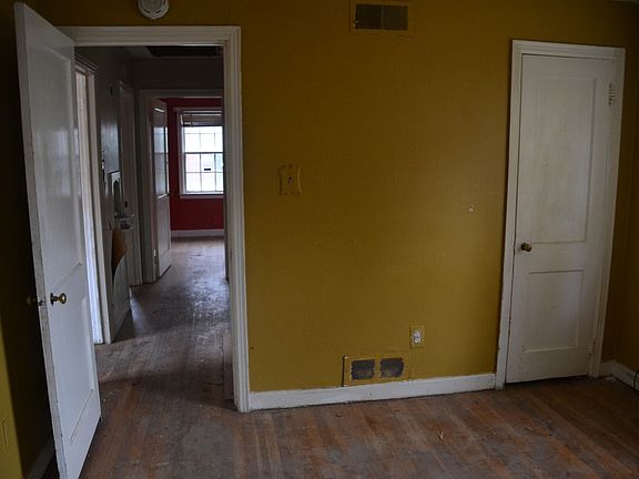 2nd image of 1465 Joanne St