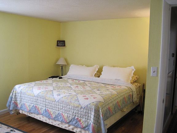 Master Bedroom w/ walk in closet
