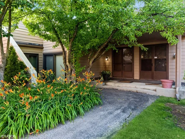 3341 Beacon St Unit 32, North Chicago, IL 60064