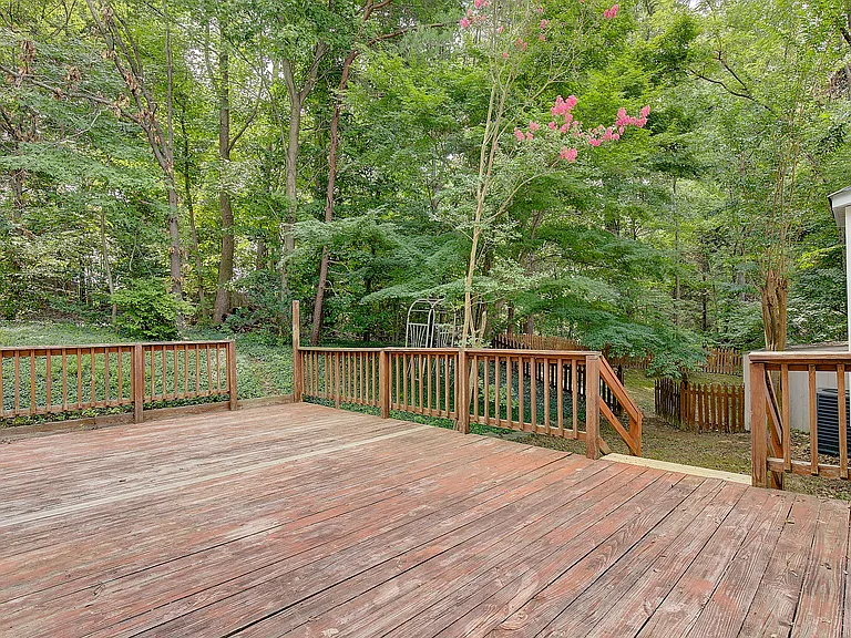48 Radcliffe Dr — Photo 11