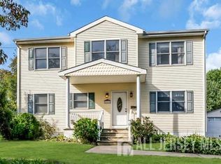 652 Brookside Dr, Belford, NJ 07718