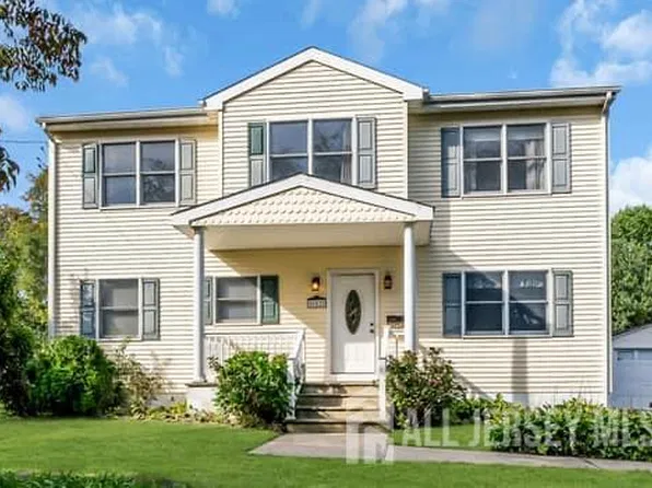 652 Brookside Dr, Belford, NJ 07718