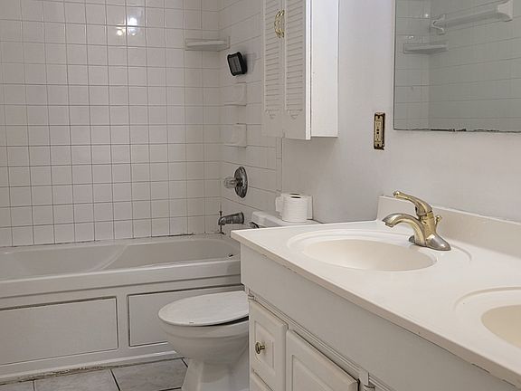 3rd image of 6018 Oakbrook Ln