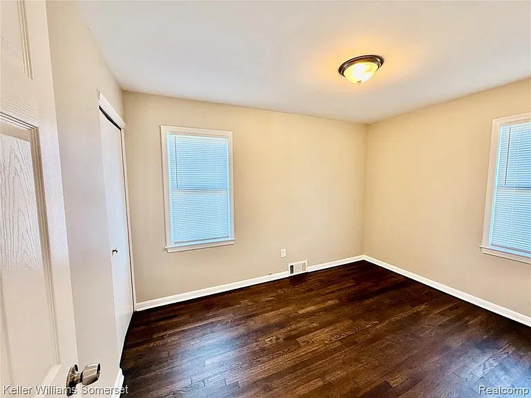 12753 Georgiana Ave — Photo 7