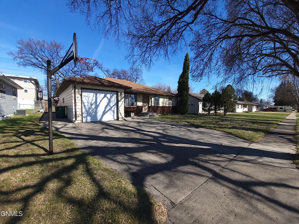 1829 Assumption Dr, Bismarck, ND 58501 MLS 4007276 Zillow