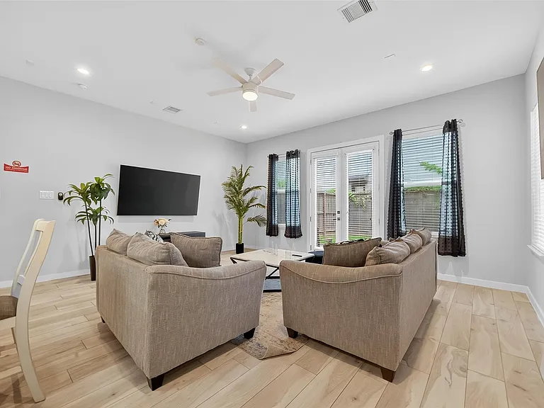 2617 Live Oak St — Photo 4