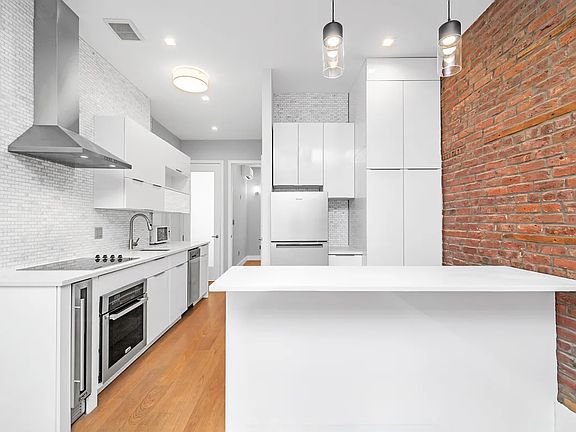 3rd image of 113 E 29th St #4