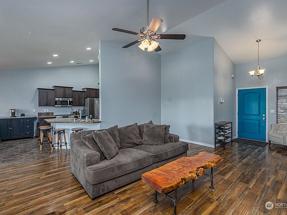 3rd image of 416 Larchmont Drive SE
