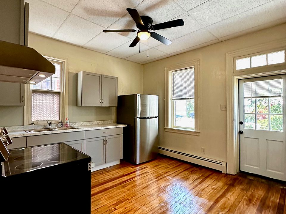 33B York St - Kitchen (back door to balcony porch)