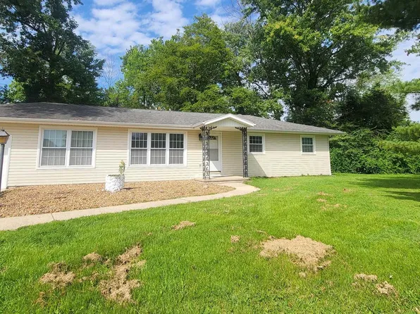 2 Crestwood Ln, Centralia, IL 62801