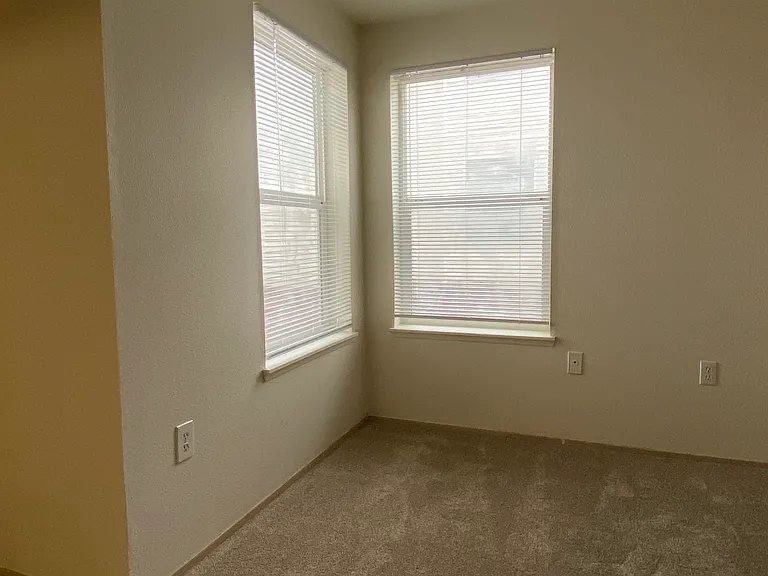 Chehalem Creek Apartments — Photo 35
