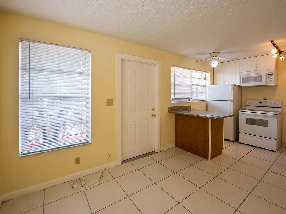 1142 NE 3rd Ave