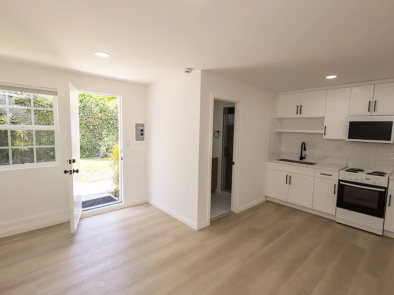 446 S La Peer Dr — Photo 26