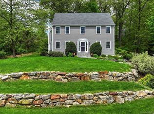 79 Sunnycrest Rd, Trumbull, CT 06611